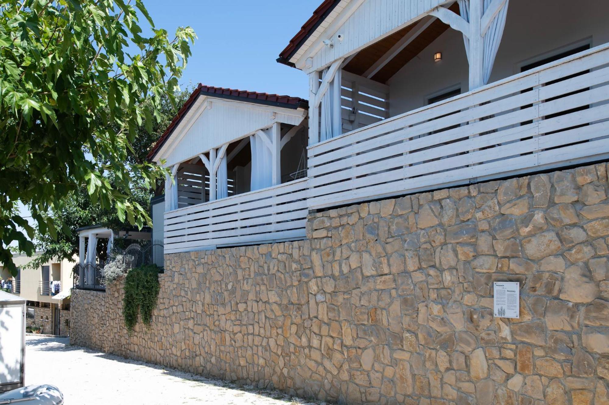 Odmoree Camp & * Ražanac